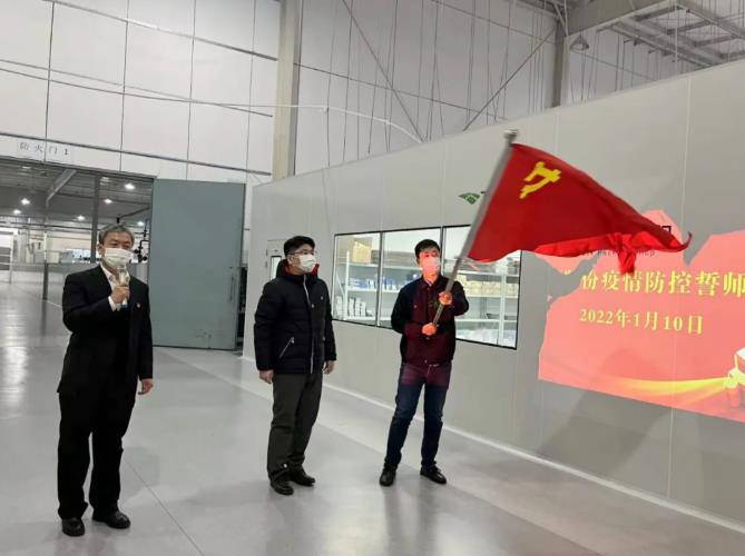 z6com·尊龙(中国)时凯集团突击队授旗.jpg z6com·尊龙(中国)时凯集团突击队授旗.jpg